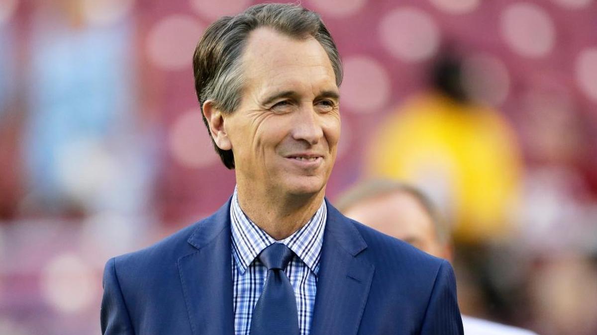Cris Collinsworth walks onto the field prior to an NFL football game between the Oakland Raiders and Washington Redskins last September. Collinsworth discussed the Dolphins’ offseason with The Miami Herald during last month’s NFL owners meetings in Orlando.