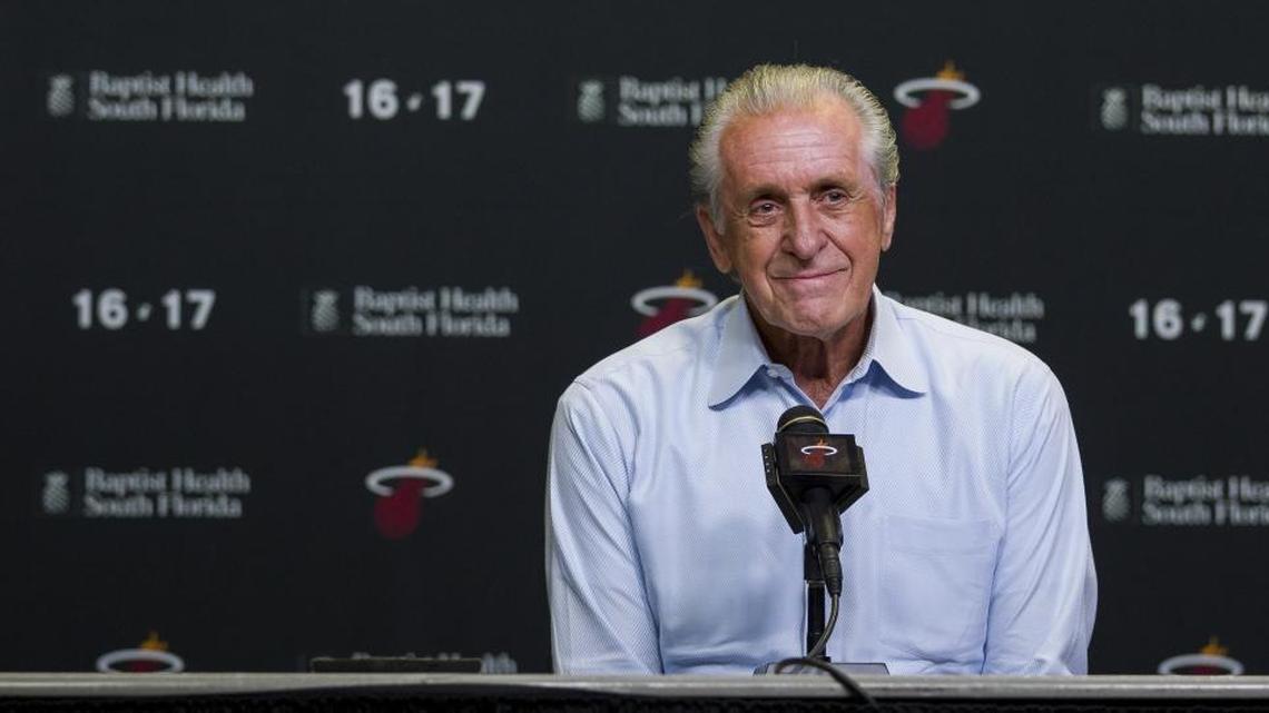 El presidente del Heat  Pat Riley habla sobre la agencia libre a los medios el 22 de junio de 2017.