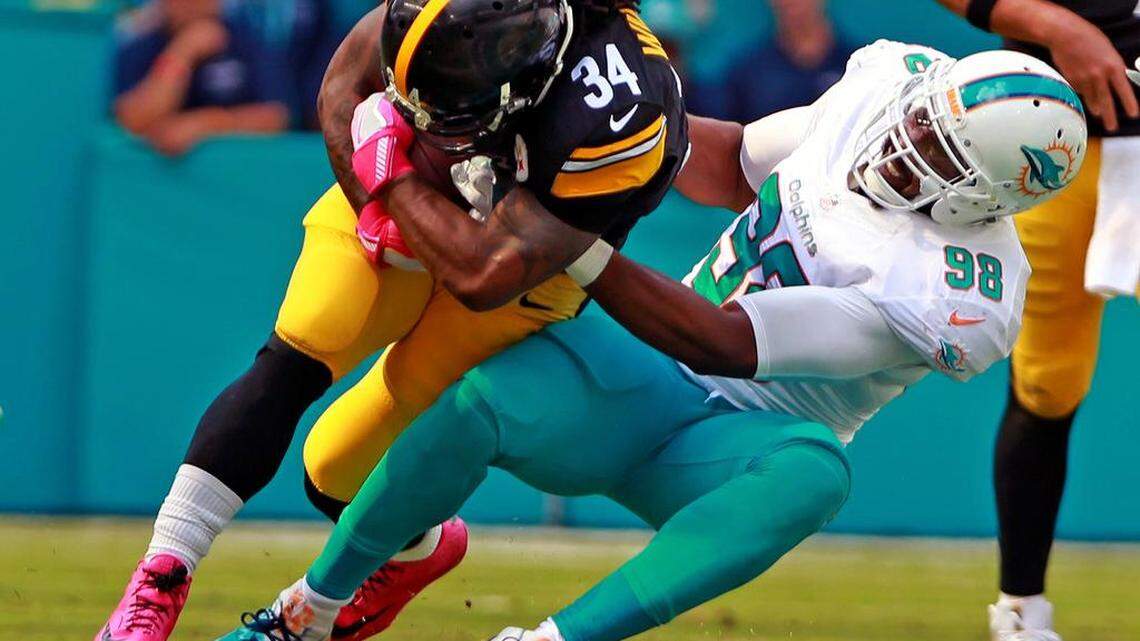 Miami Dolphins Jason Jones tackles Pittsburgh Steelers DeAngelo Williams, Oct. 16, 2016.
