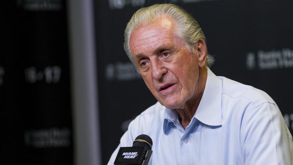 El presidente del Heat Pat Riley habla sobre la agencia libre en la temporada baja en el AmericanAirlines Arena.