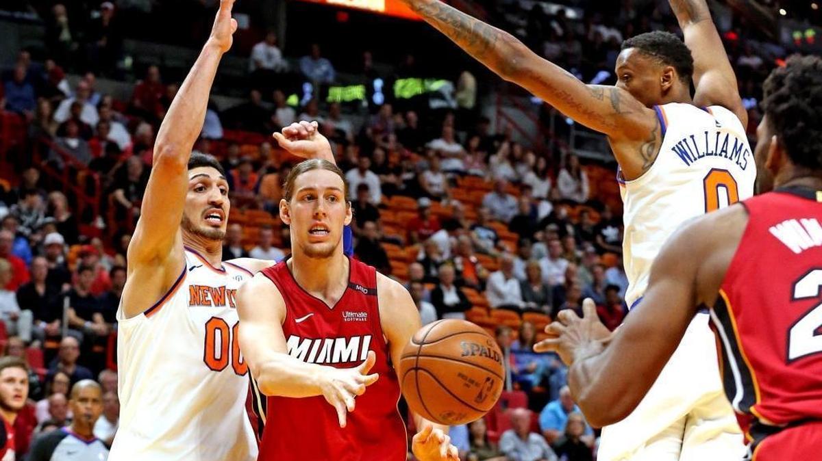 Miami Heat Kelly Olynyk (9) passes the ball to Justise Winslow against the Knicks in a game last week. The Heat can clinch a playoff spot with a win against Chicago and a Detroit loss to Washington on Thursday.