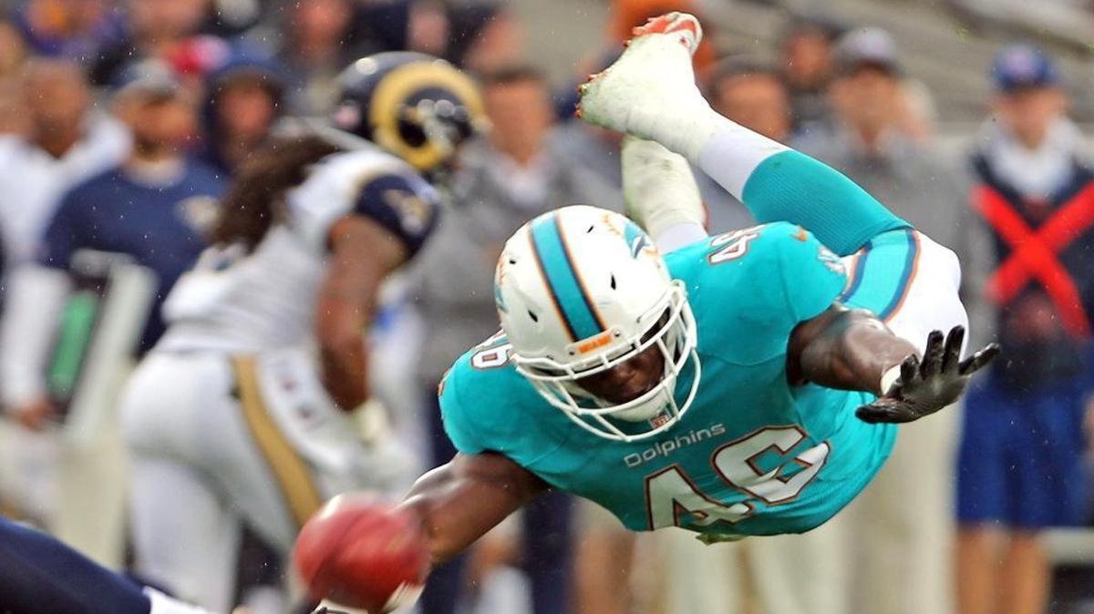 Miami Dolphins Neville Hewitt rushes the kicker in the first quarter as they play the Los Angeles Rams at the Los Angeles Memorial Coliseum in Los Angeles, California, Nov. 20, 2016.