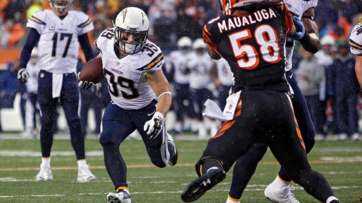 San Diego Chargers running back Danny Woodhead (39) runs against Cincinnati Bengals linebacker Rey Maualuga (58) in the second half of an NFL wild-card playoff football game on Sunday, Jan. 5, 2014, in Cincinnati. (AP Photo/David Kohl)