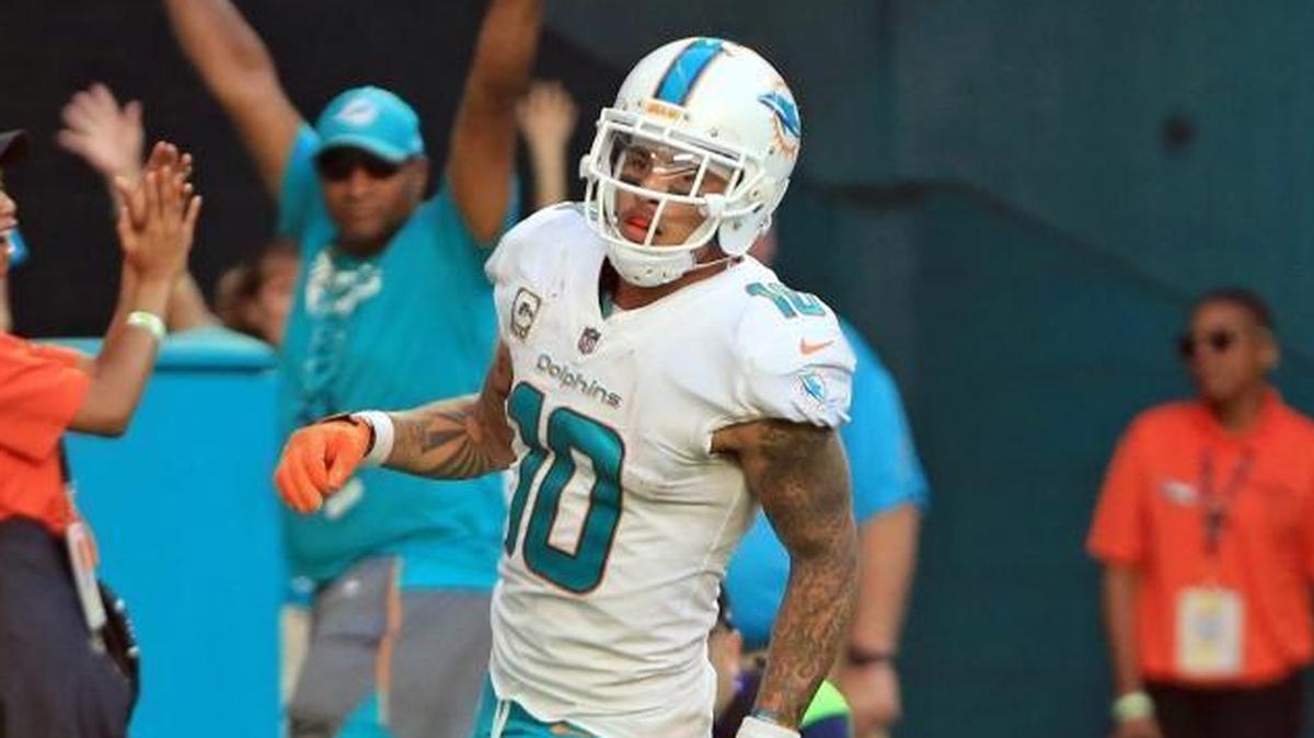 Miami Dolphins wide receiver Kenny Stills (10) runs for a touch down on a fourth quarter reception as the Miami Dolphins host the Tampa Bay Buccaneers at Hard Rock Stadium on Sun., Nov. 19, 2017.