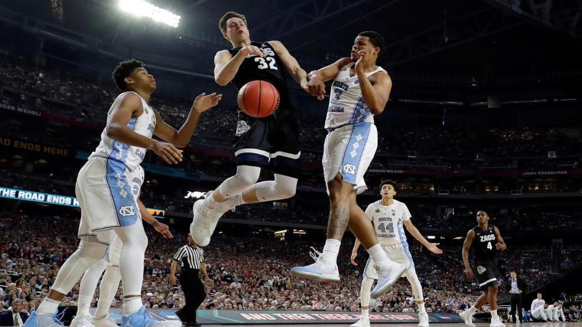 Gonzaga's Zach Collins (32) battles for a rebound against North Carolina's Kennedy Meeks (3) during the first half in the finals of the Final Four NCAA college basketball tournament, Mon., April 3, 2017, in Glendale, Ariz.