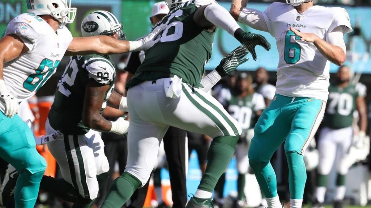 Miami Dolphins quarterback Jay Cutler (6) throws a touchdown pass in the fourth quarter as the New York Jets host the Miami Dolphins at Met Life Stadium on Sunday, September 24, 2017.