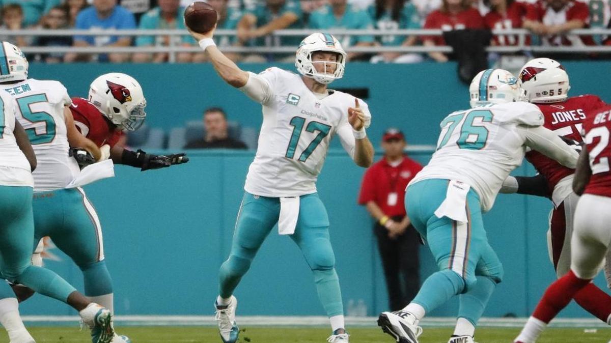 Miami Dolphins quarterback Ryan Tannehill (17) sets up to pass in the first quarter as the Miami Dolphins host Arizona Cardinals at Hard Rock Stadium on Sun., Dec. 11, 2016