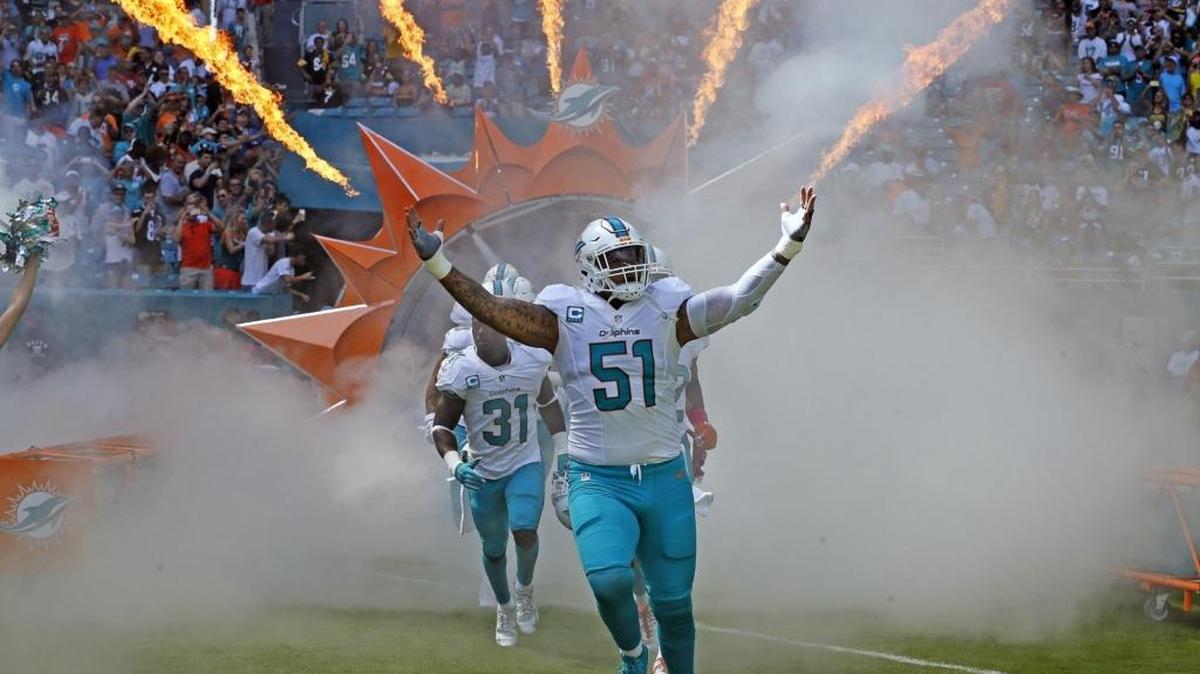 Miami Dolphins Mike Pouncey , prepares to play the Pittsburgh Steelers Tyler Matakevich, October 16, 2016.