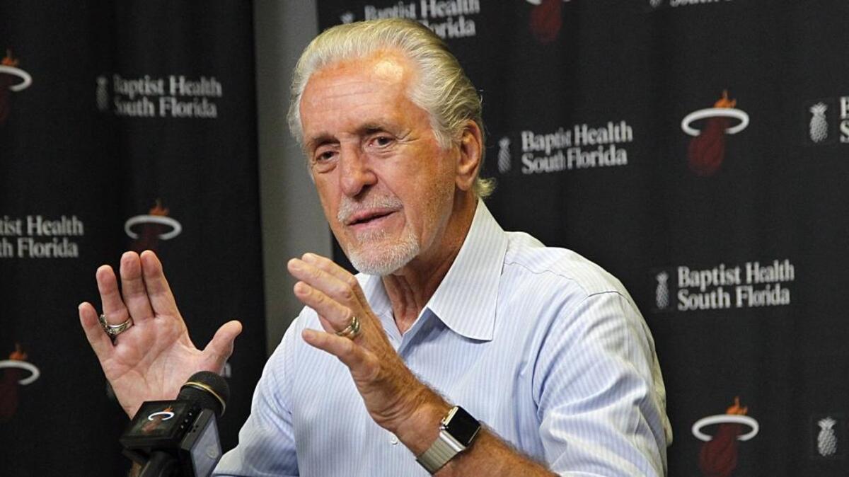 El presidente del Heat Pat Riley habla a los medios el 2 de mayo en la despedida de la temporada.