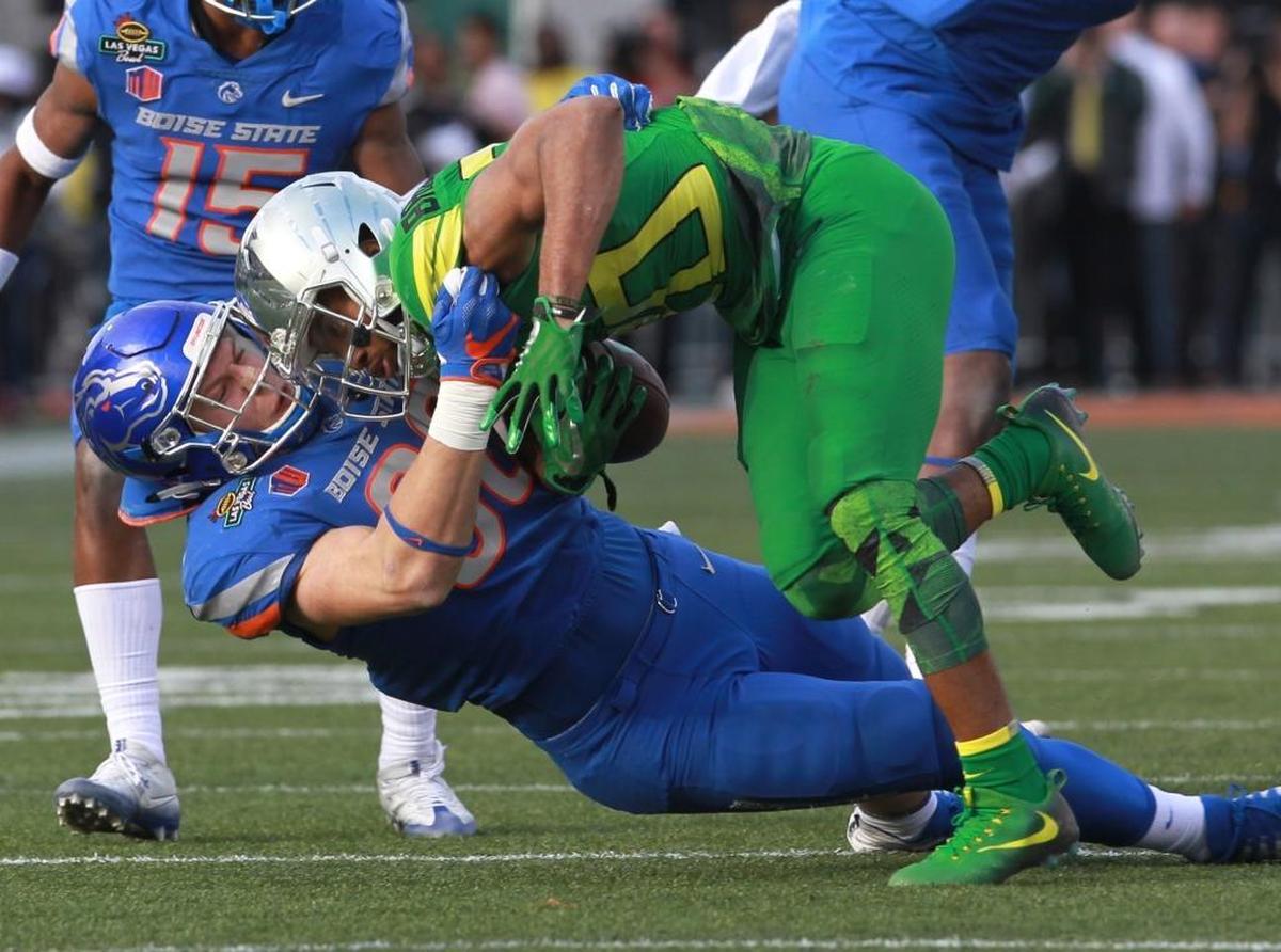 Boise State linebacker Leighton Vander Esch (38) brings down Oregon running back Tony Brooks-James in the Las Vegas Bowl last December. Vander Esch is among several linebackers of interest to the Dolphins.