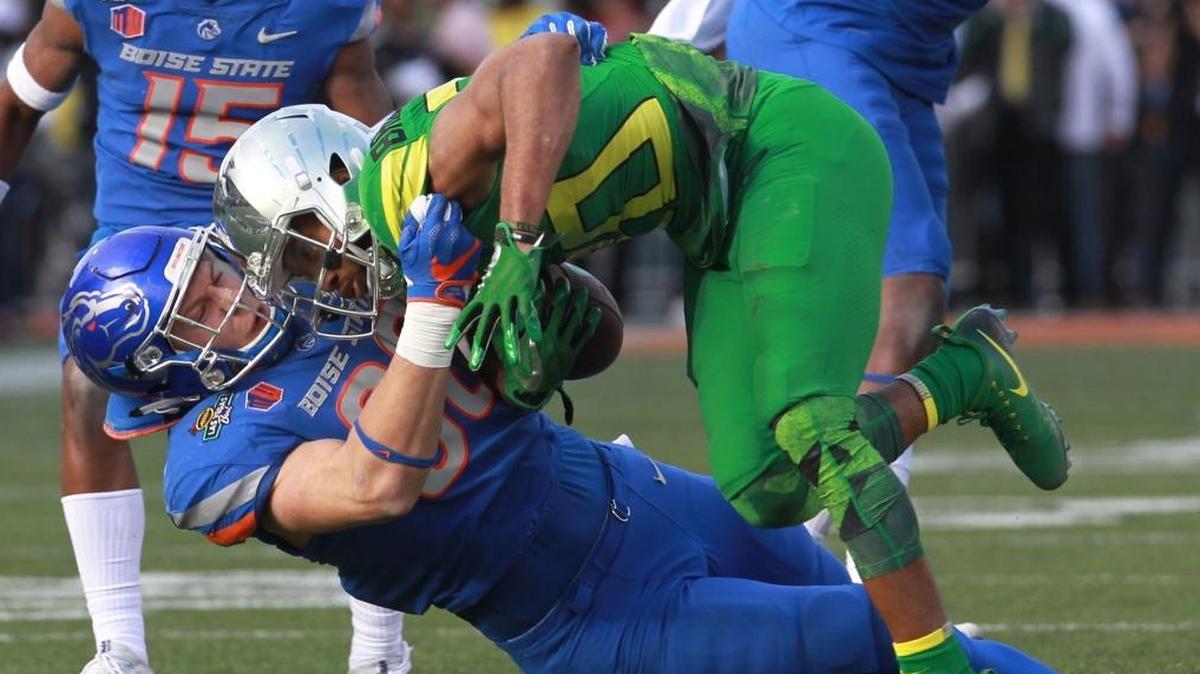 Boise State linebacker Leighton Vander Esch (38) brings down Oregon running back Tony Brooks-James in the Las Vegas Bowl last December. Vander Esch is among several linebackers of interest to the Dolphins.