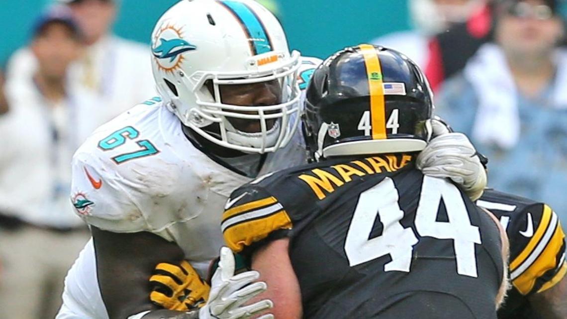 Miami Dolphins Laremy Tunsil blocks Pittsburgh Steelers Tyler Matakevich, Oct. 16, 2016.
