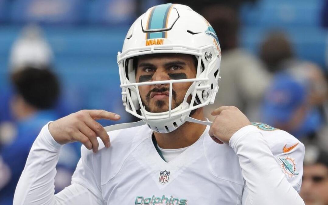 Miami Dolphins quarterback Matt Moore (8) warms up before the game as the Buffalo Bills host the Miami Dolphins at New Era Field in Orchard Park, NY on Sat., Dec. 24, 2016.