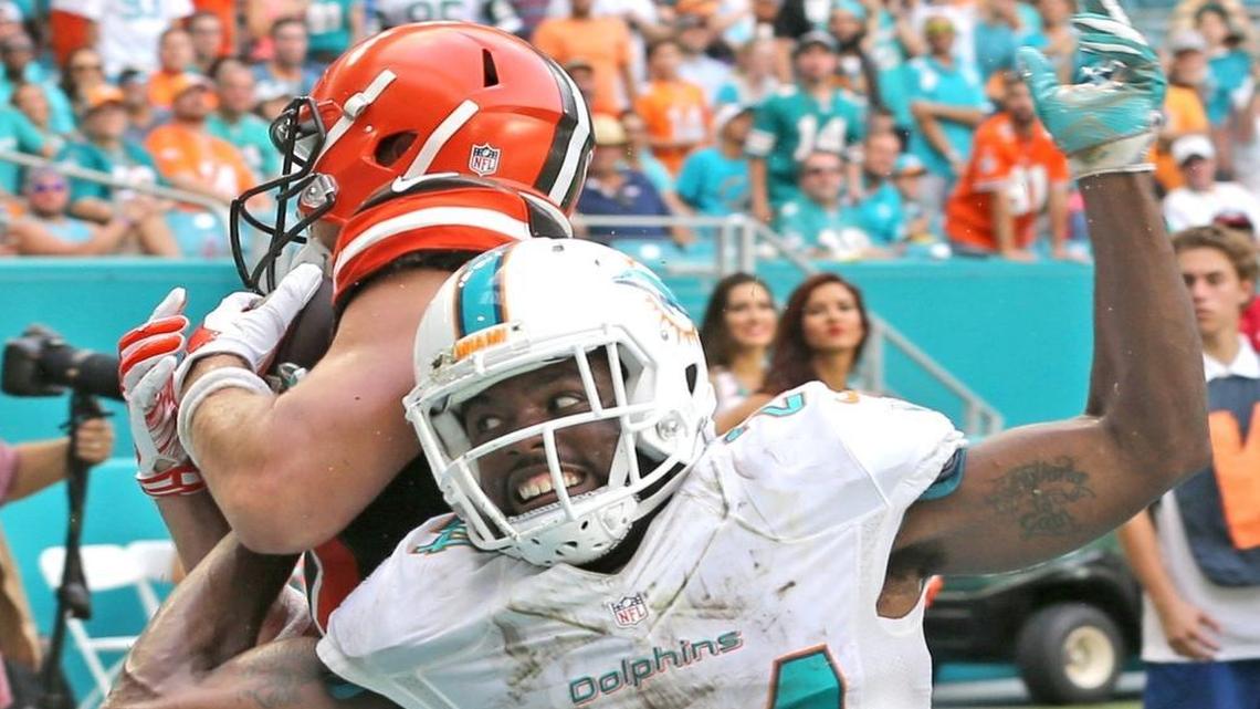 Miami Dolphins Isa Abdul-Quddus fails to stop Cleveland Browns Gary Barnidge as he catches a two-point conversion in the fourth quarter at Hard Rock Stadium in Miami Gardens, Florida, Sept. 25, 2016.