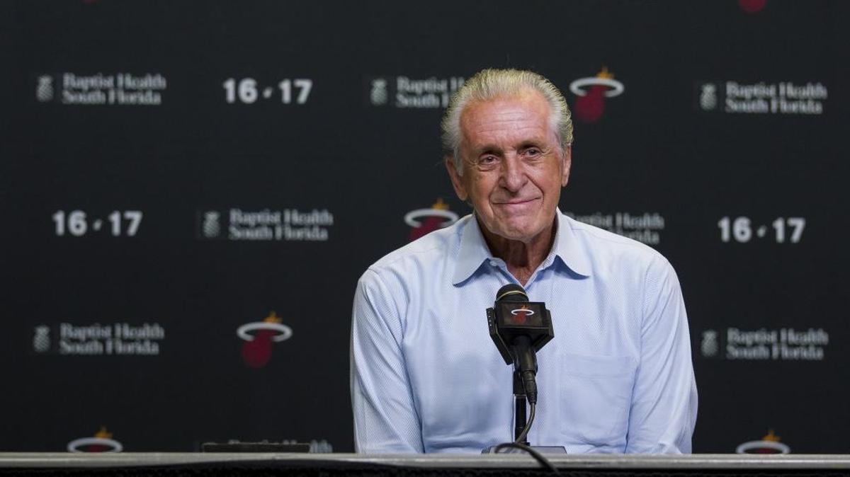 El presidente del Heat Pat Riley habla con los medios al final de la pasada temporada.
