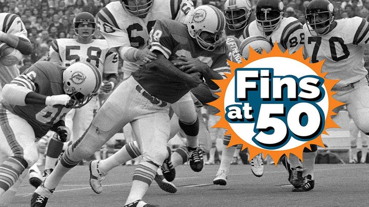 
Larry Csonka (39) cradles ball with both hands at Super Bowl 8 in Houston on Jan. 14, 1974. Blocking for him are Bob Kuechenberg (67) and Larry Little (66). All three were selected by Herald columnists for their all-time teams.
