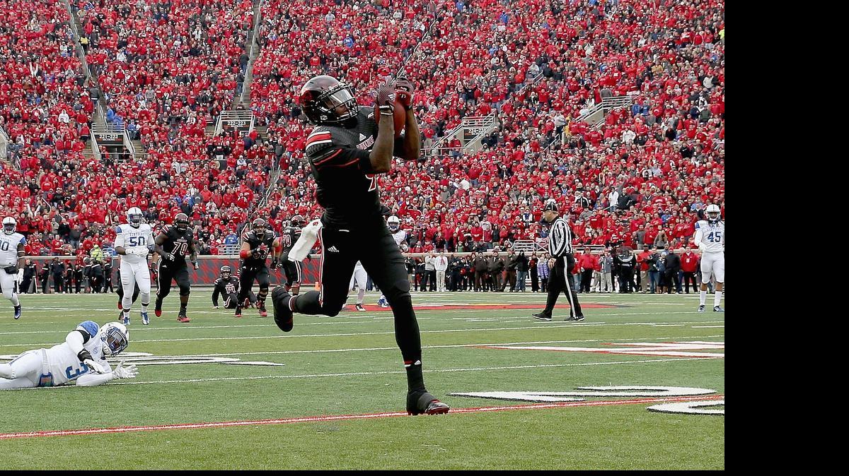 
Louisville receiver DeVante Parker catches and runs for a touchdown against Kentucky at Papa John's Cardinal Stadium on Nov. 29, 2014 in Louisville, Kentucky.
