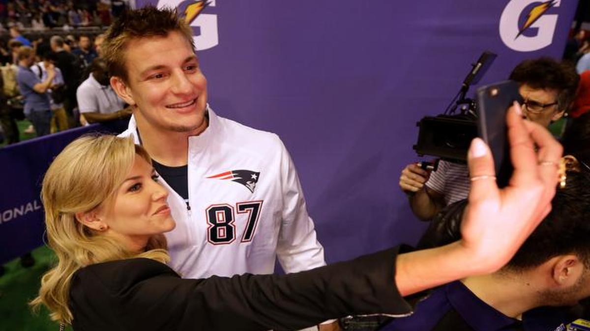 
New England Patriots' Rob Gronkowski poses for a selfie with Charissa Thompson during media day for NFL Super Bowl XLIX football game Tuesday, Jan. 27, 2015, in Phoenix. 
