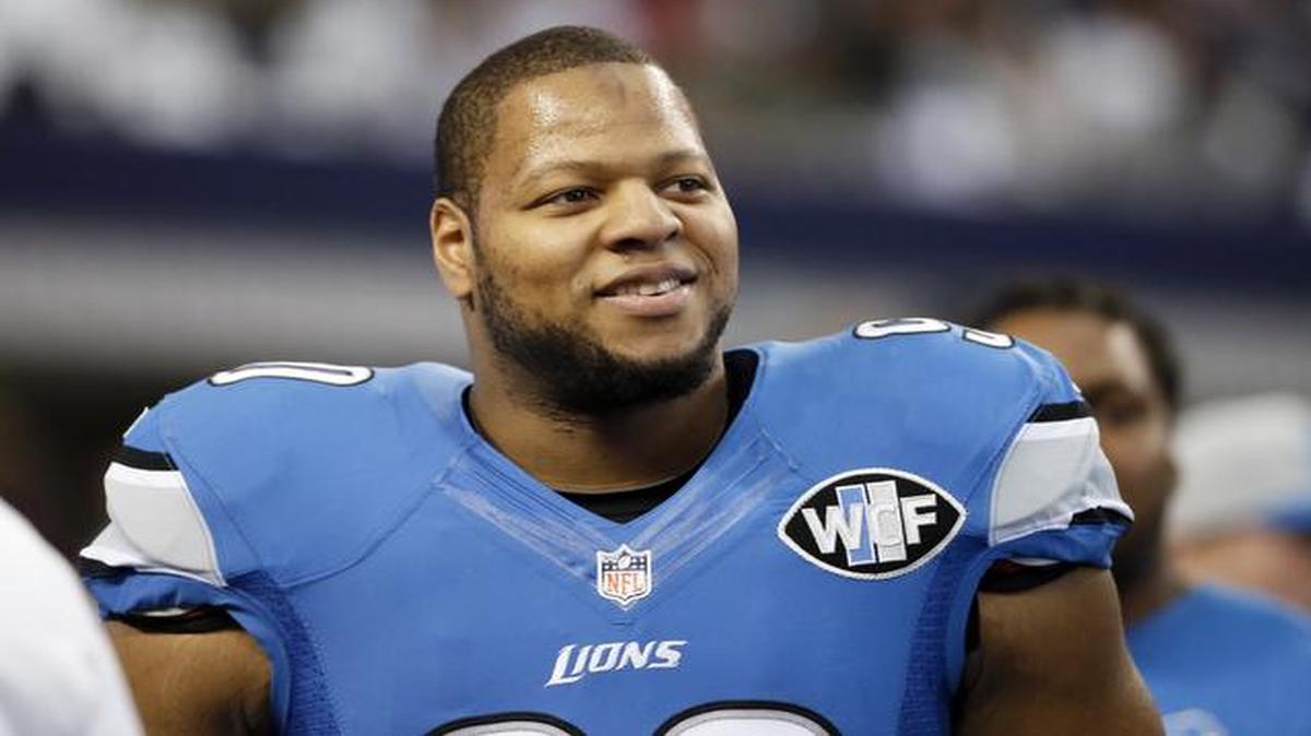
This is a Jan. 4, 2015, file photo showing Detroit Lions' Ndamukong Suh smiling as he walks across the field during warm ups before an NFL football game against the Dallas Cowboys in Arlington, Texas. Ndamukong Suh can test the open market when free agency begins March 10 after the Lions decided not to use the franchise tag on the star defensive tackle, according to a report on the team's website.

