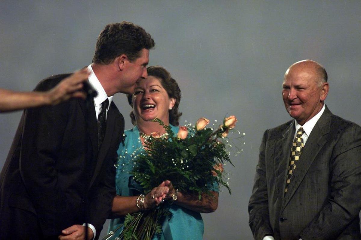 Dan Marino stands with Marty and Wayne Huizenga during tribute retiring Marino’s No. 13 and the unveiling of a statue in the likeness of the former Miami Dolphin quarterback on Sept. 17, 2000.