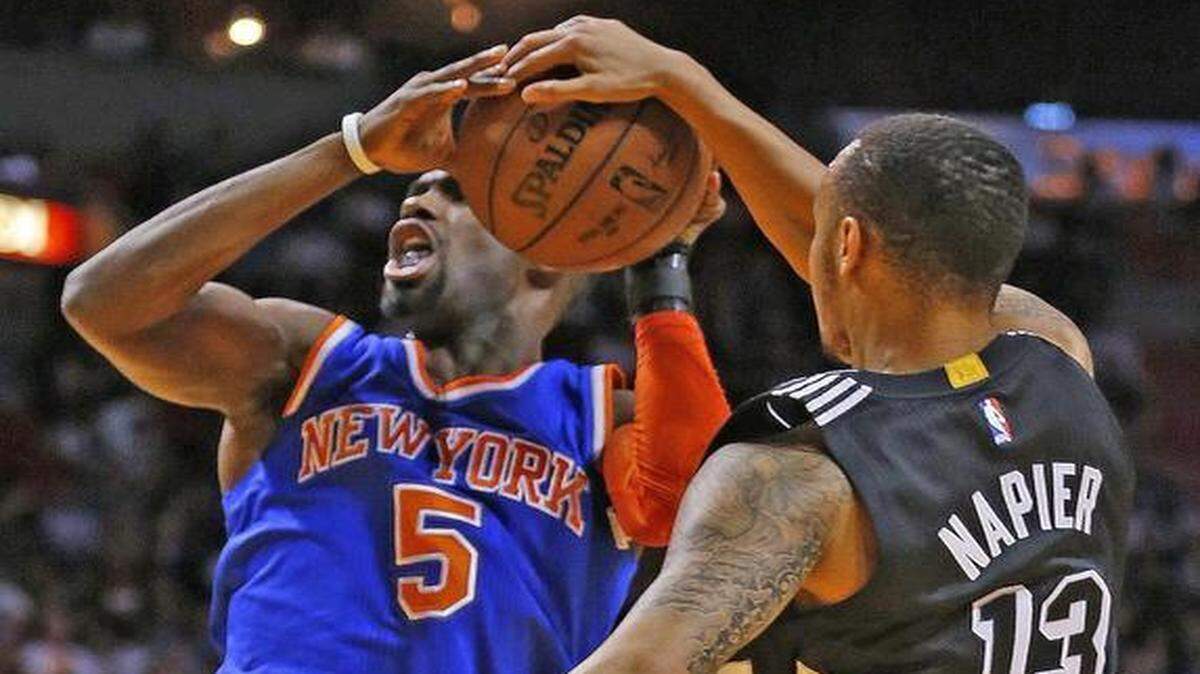 
Heat guard Shabazz Napier blocks the Knicks’ Tim Hardaway Jr. in the third quarter.
