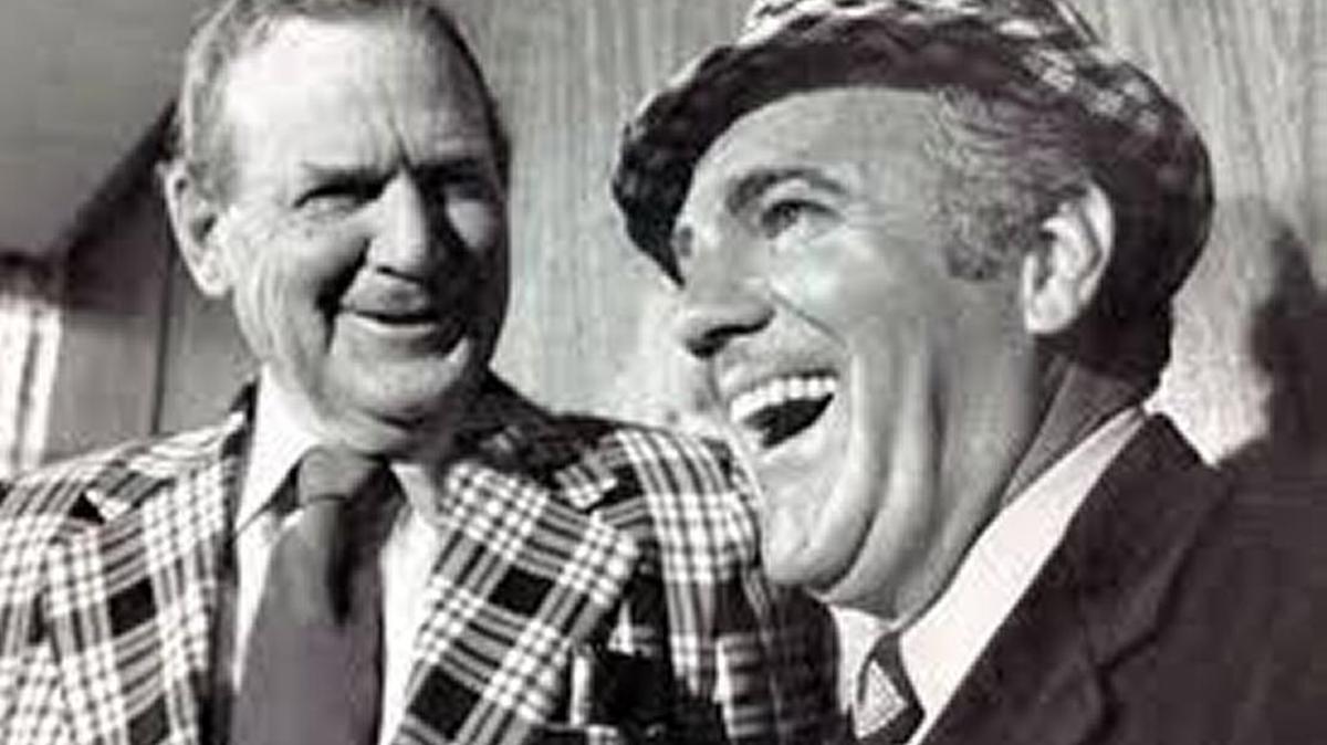 Ara Parseghian tries on Bear Bryant’s houndstooth hat at press conference prior to 1975 Orange Bowl game in Miami.
