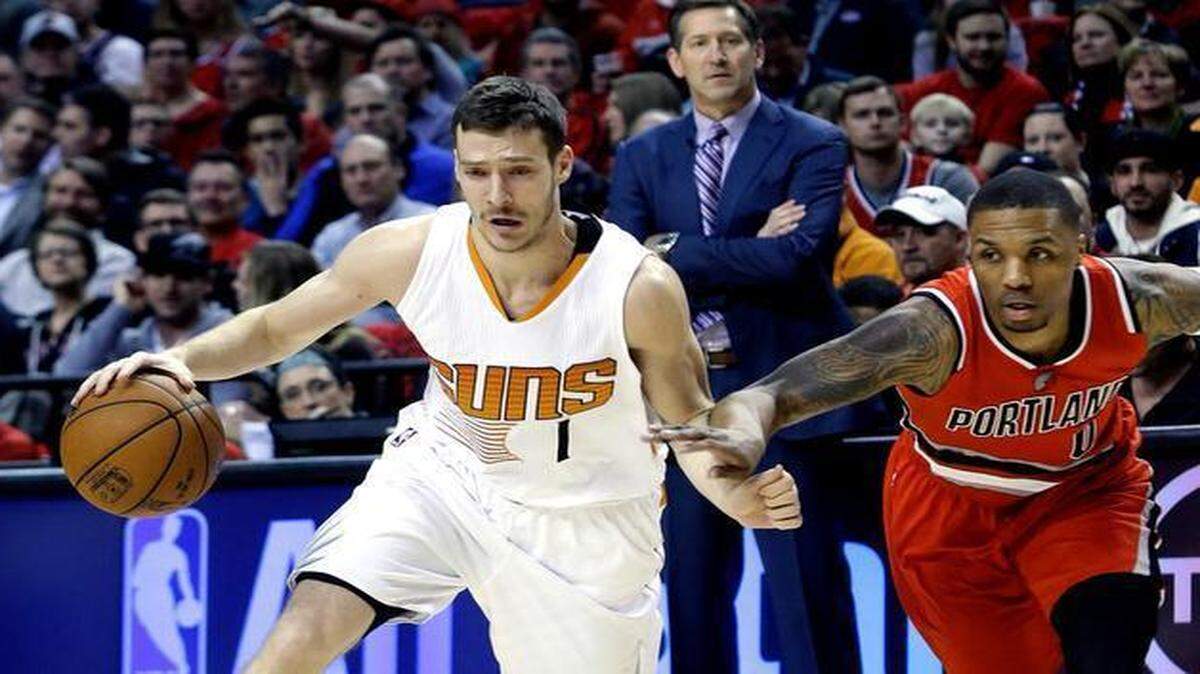 
Phoenix Suns guard Goran Dragic, from Slovenia, left, drives on Portland Trail Blazers guard Damian Lillard during the first half of an NBA basketball game in Portland, Ore., Thursday, Feb. 5, 2015. 
