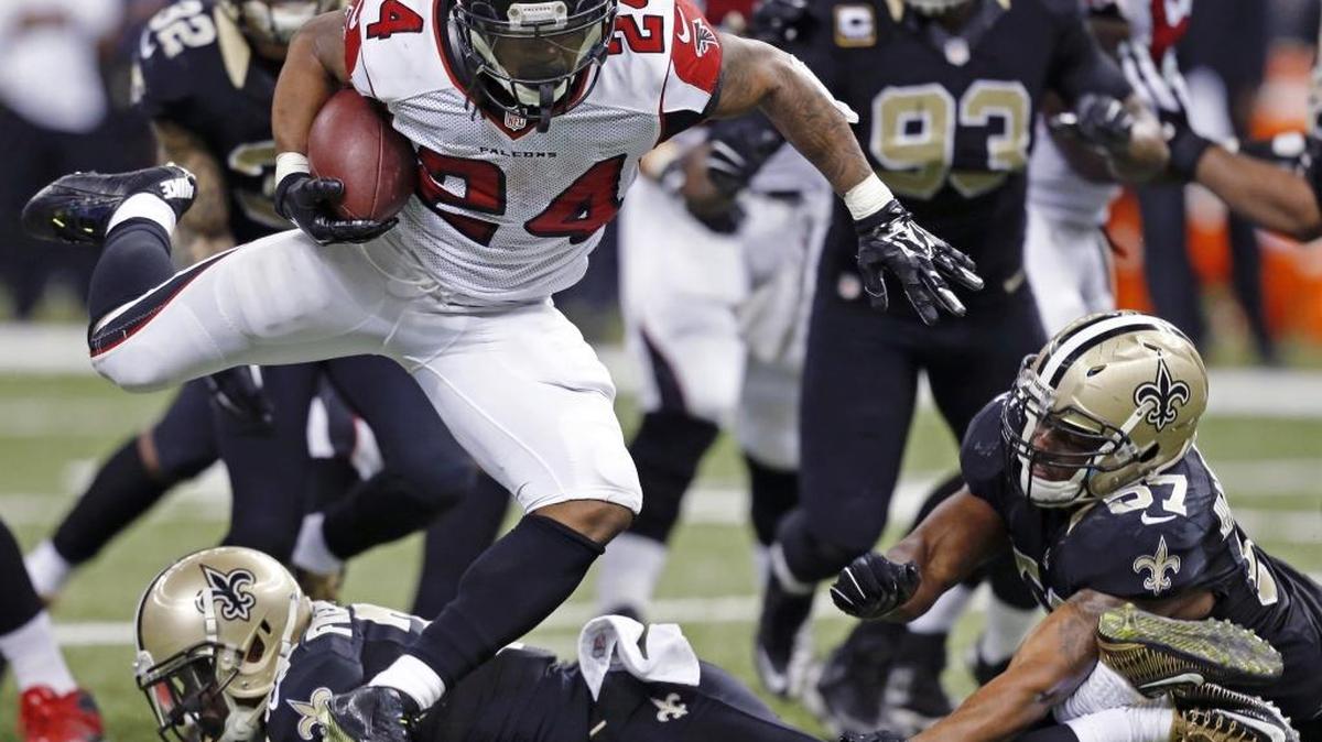 
Atlanta Falcons running back Devonta Freeman (24) rushes for a touchdown against the New Orleans Saints on Sunday, Dec. 21, 2014. 
