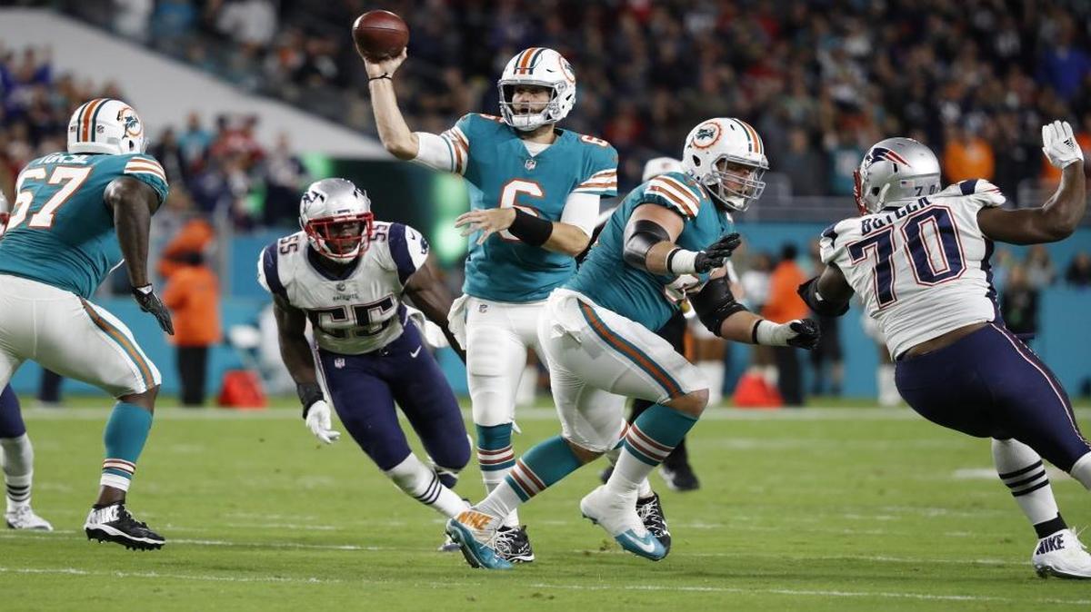 The Dolphins’ Jay Cutler, shown beating the Patriots Monday night, climbs to the edge of the Top 20 in the latest Miami Herald NFL quarterback rankings.