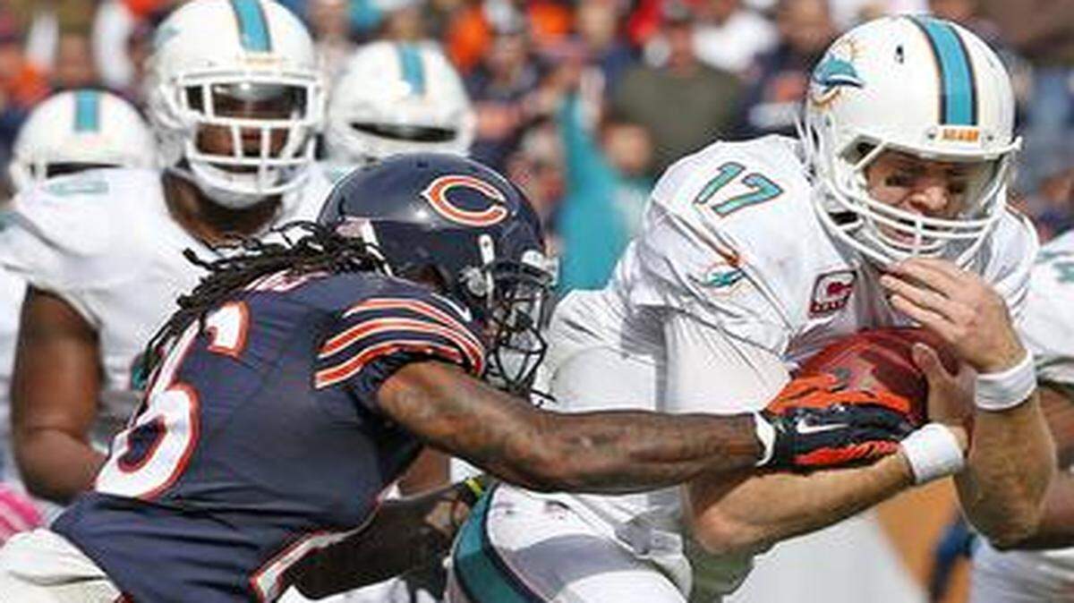 
Miami Dolphins QB Ryan Tannehill runs for yardage in the third quarter against the Chicago Bears at Soldier Field in Chicago, Oct. 19, 2014.
