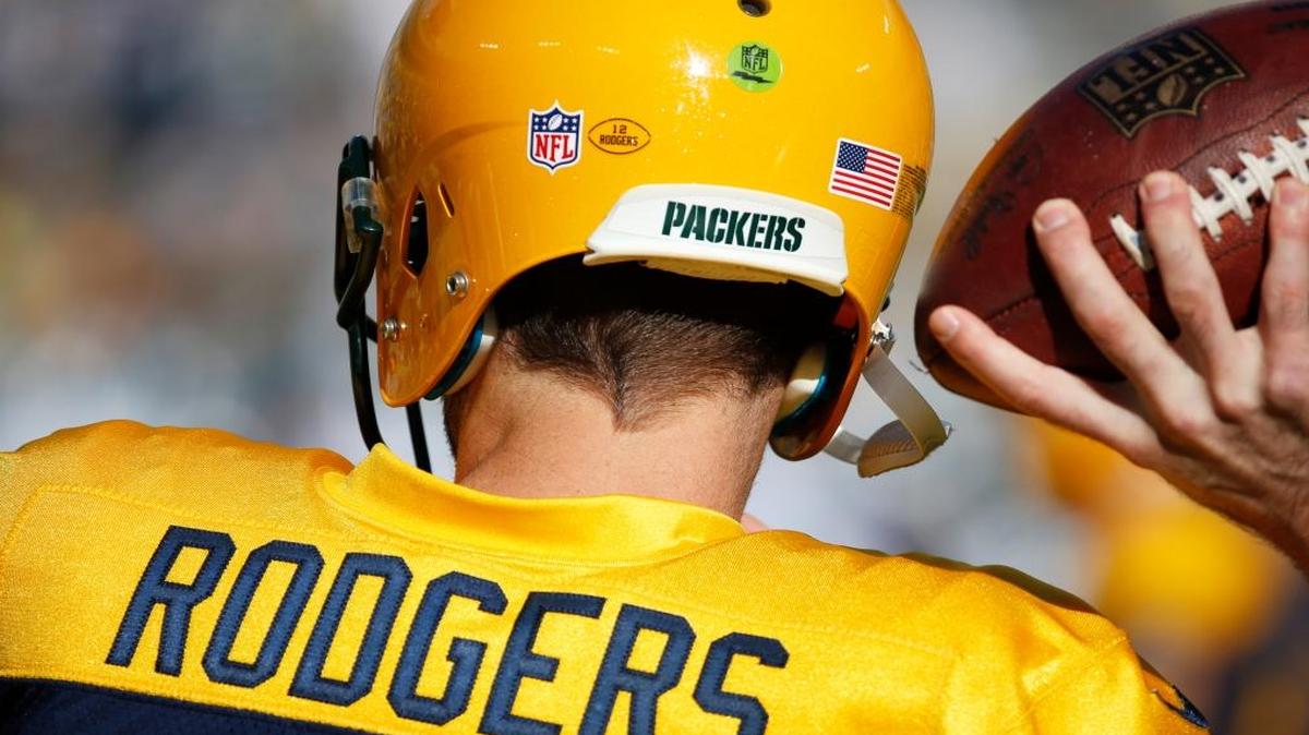 Green Bay Packers' Aaron Rodgers warms up before an NFL football game against the Dallas Cowboys Sun., Oct. 16, 2016, in Green Bay, Wis.