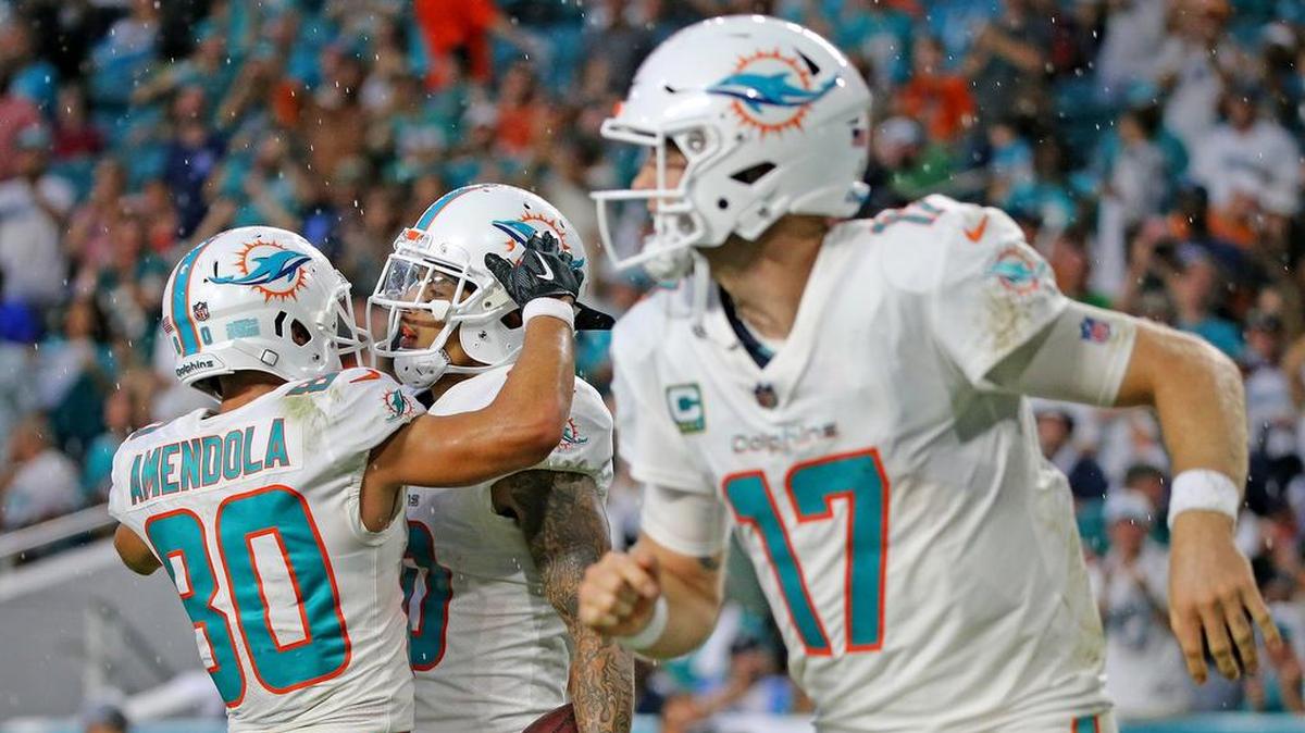 Miami Dolphins Danny Amendola (80) congratulates Kenny Stills (10) after his fourth-quarter touchdown catch from Ryan Tannehill against the Tennessee Titans.