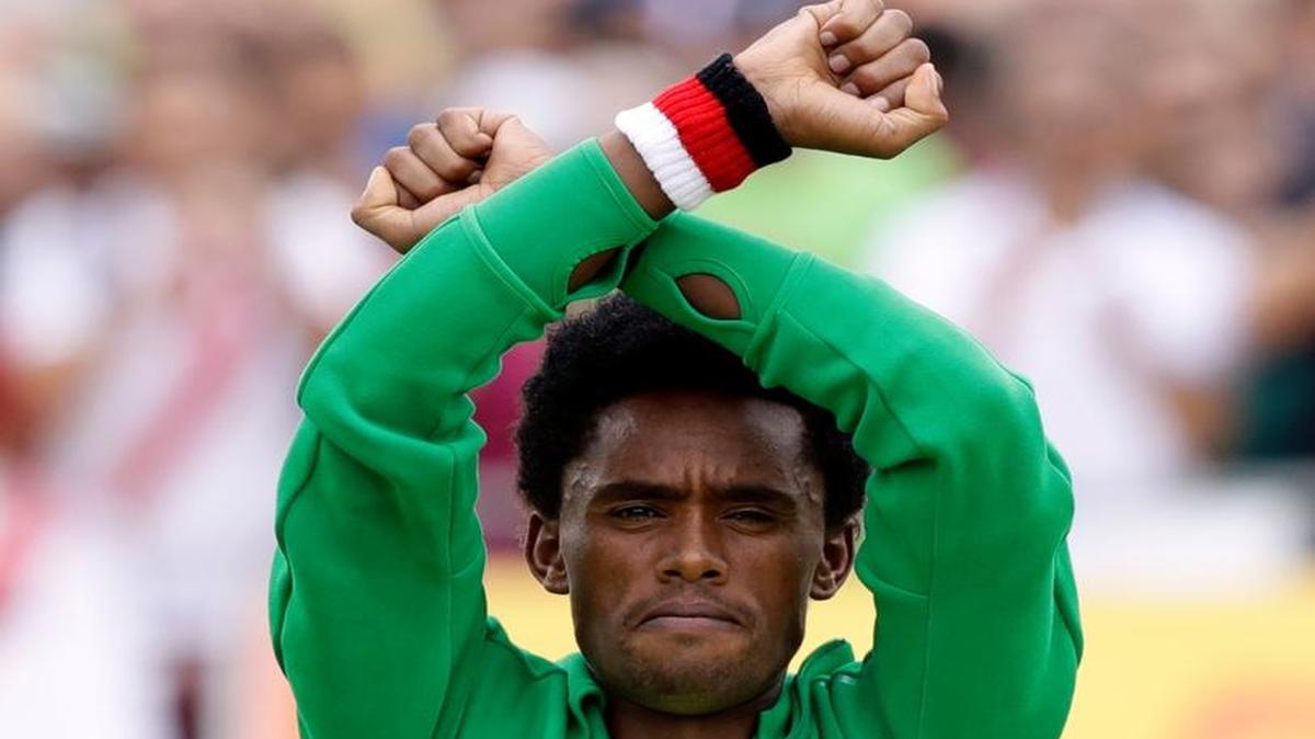 Ethiopian marathoner Feyisa Lilesa made a statement about the slaughter of the Oromo people in his country.