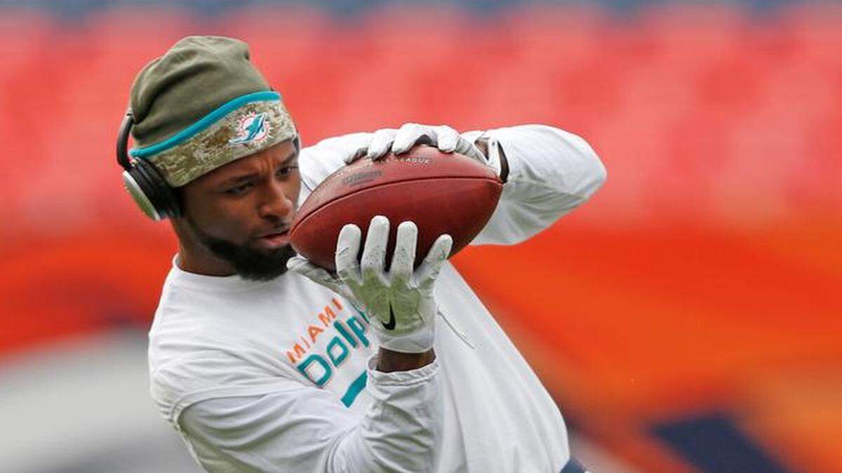 
Miami Dolphins wide receiver Jarvis Landry warms up as they prepare to play the Denver Broncos at Sports Authority Field at Mile High in Denver, Colorado, Nov. 23, 2014.
