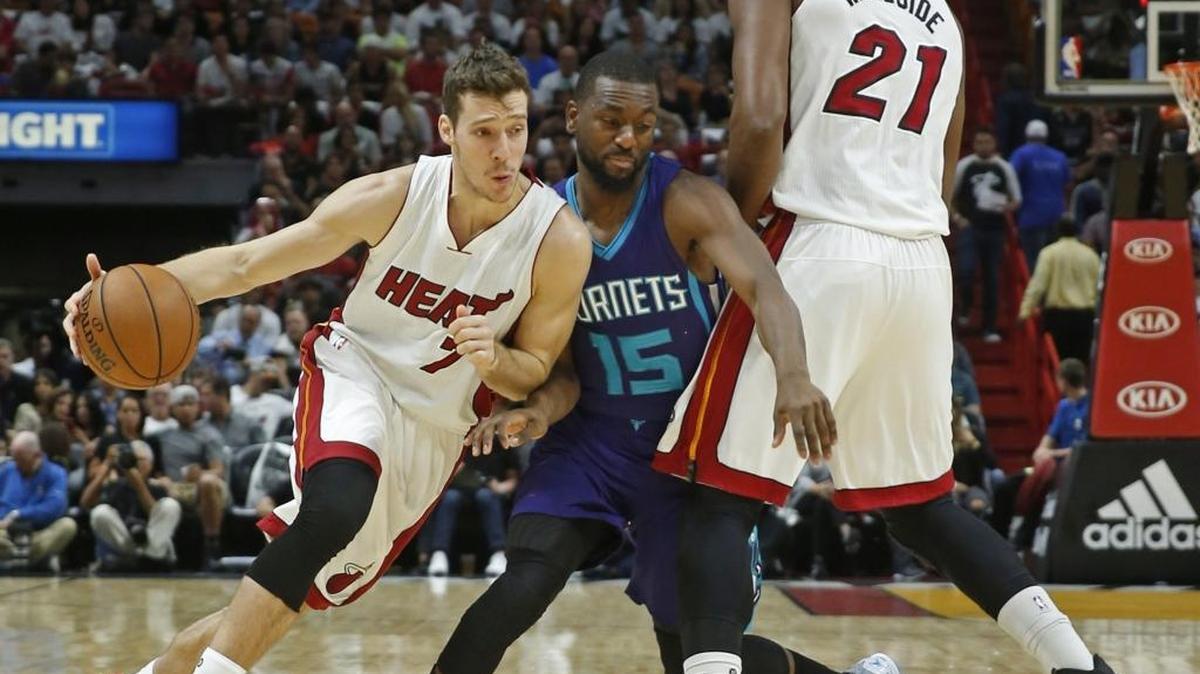 Heat guard Goran Dragic (7) drives pass Hornets guard Kemba Walker (15) in the first quarter of the home-opening game at AmericanAirlines Arena on Friday, Oct. 28, 2016.