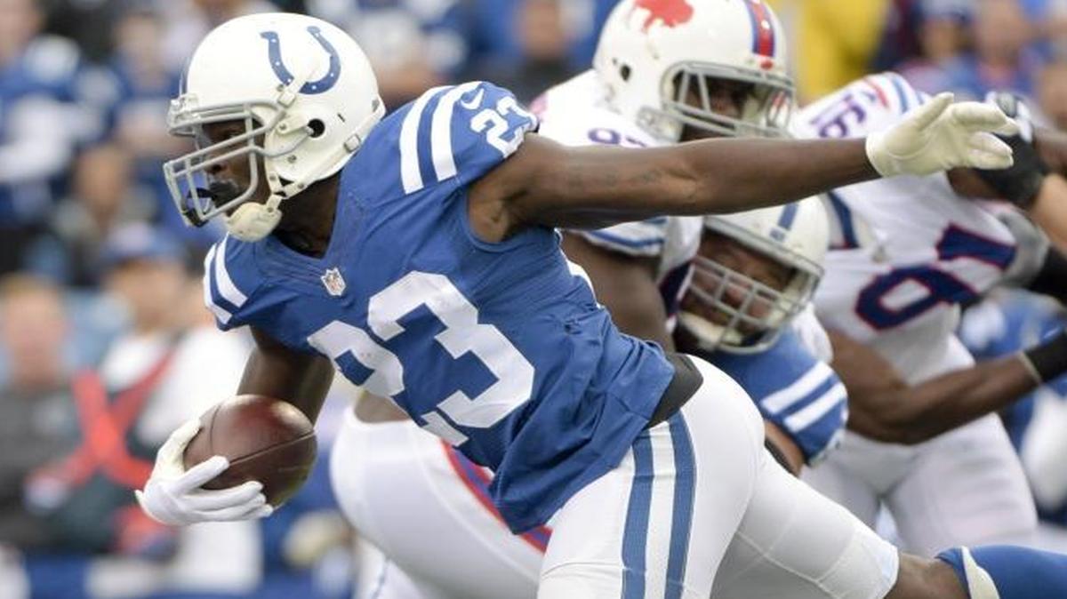 
Indianapolis Colts running back Frank Gore (23) gains yards on a run against the Buffalo Bills during the first half of an NFL football game on Sunday, Sept. 13, 2015, in Orchard Park, N.Y. 
