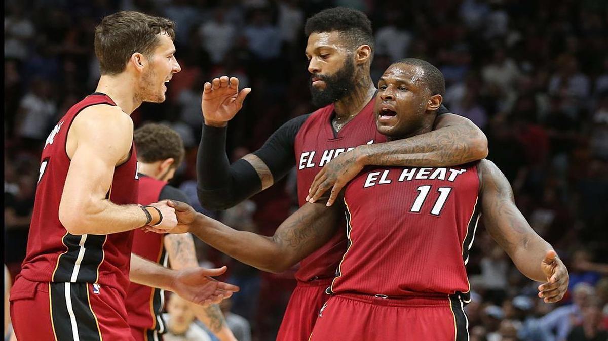 Los jugadores del Heat Goran Dragic, James Johnson y Dion Waiters (de izq. a der.) celebran en el partido contra los Hornets el 8 de marzo del 2017 en el AmericanAirlines Arena.