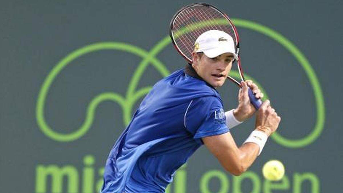
John Isner, the highest-ranked U.S. man, tracks down a backhand against Novak Djokovic.
