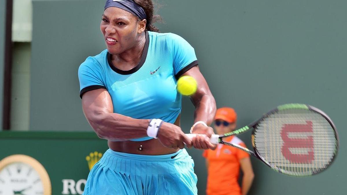 Top-ranked Serena Williams struggled against Svetlana Kuznetsova on Monday at the Miami Open.
