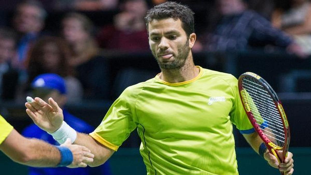 
Jean-Julien Rojer, right, and Horia Tecau react during a doubles match against Jamie Murray and John Peers during the ABN AMRO tournament in Rotterdam, Netherlands, Sunday, Feb. 15, 2015. 
