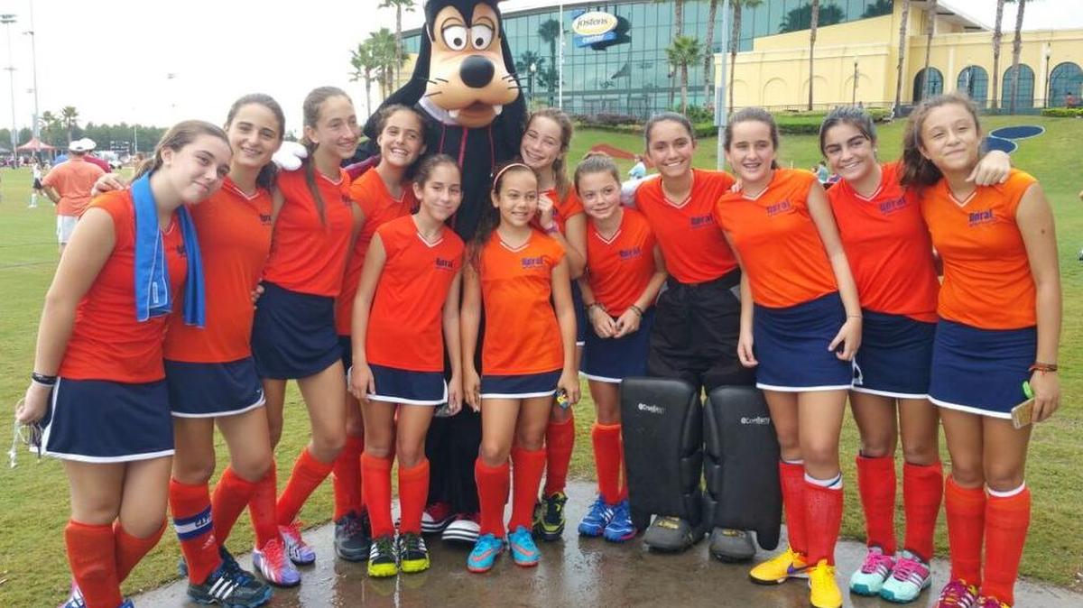 
FIELD HOCKEY FINALISTS: The Doral under-14 girls’ field hockey team was second of 64 teams during the Disney Field Hockey Showcase at the ESPN Wide World of Sports Complex in Lake Buena Vista. The standouts with Disney legend Goofy are Valentina Kunzendorf, Rocío Barletti, Milena Isturiz, Candela Barletti, Juana Calvo, Emily Franco, Catalina Ferrari, Sophia Frugoni, Federica Isuani, Viviana Falo, Josefina Calvo and Luciana Díaz.
